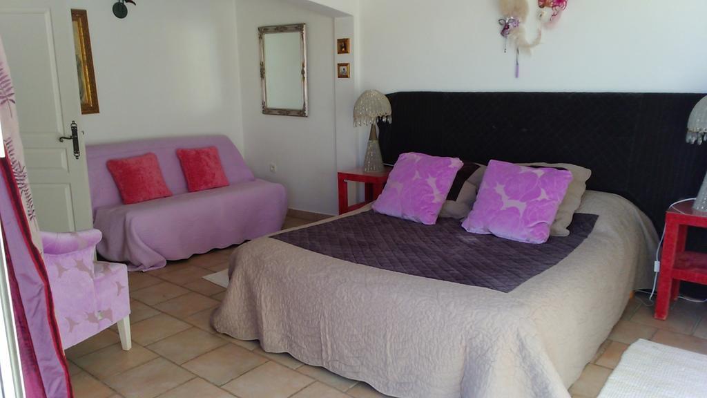 Mavilla Akwaba Sainte-Maxime Bilik gambar